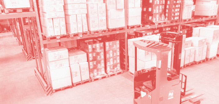 Photo de Petrebels Un entrepôt de stockage avec des cartons et un élévateur.
