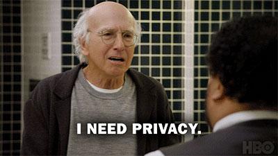 Un homme dit : I need privacy. I need distance. I need to be alone!
