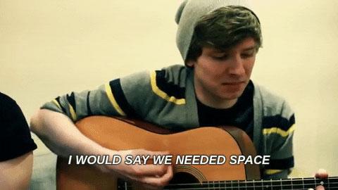 Ode au processus créatif des designers. Jeune guitariste qui chante : I would day we needed space
