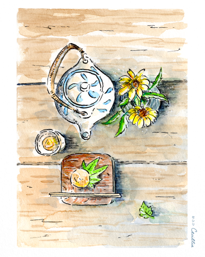 Aquarelle signée vue de dessus : théière à anse en rotin, tasse de hojicha, fleurs jaunes et yomogi mochi sur une planchette en bois.